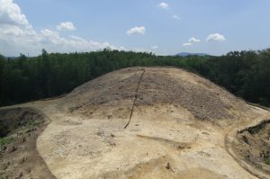 鞍岡山３号墳の全景写真